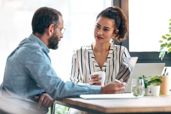 Aufnahme Intelligenter Geschäftsleute Die Mit Laptop Arbeiten Während Sie Coworking — Stockfoto