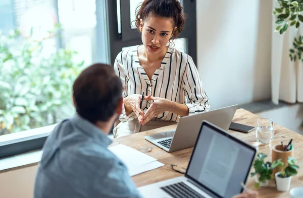 Colpo Gente Affari Intelligente Che Lavora Insieme Con Computer Portatile — Foto Stock