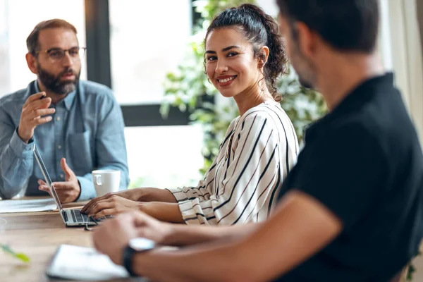 Girato Uomini Affari Multiage Casual Che Lavorano Con Computer Portatili — Foto Stock