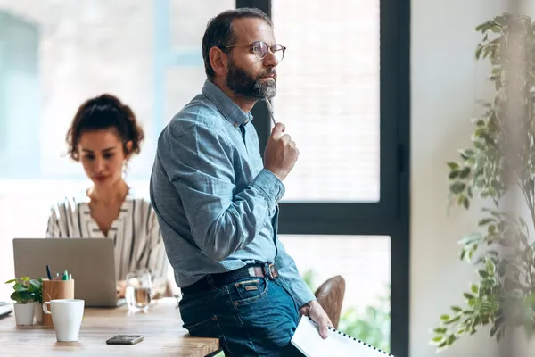 Aufnahme Eines Pensionierten Geschäftsmannes Der Modernen Arbeitsbereich Neben Dem Fenster — Stockfoto