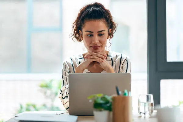 Girato Attraente Giovane Donna Affari Che Lavora Con Computer Mentre — Foto Stock