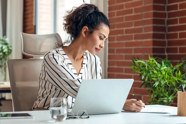 Tiro Atractiva Joven Mujer Negocios Que Trabaja Con Computadora Mientras —  Fotos de Stock