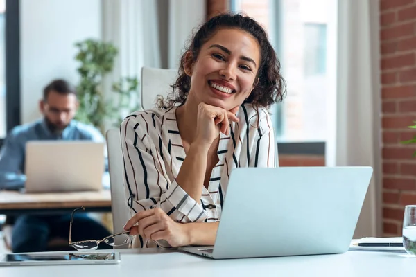 Aufnahme Einer Lächelnden Geschäftsfrau Die Mit Laptop Arbeitet Während Sie — Stockfoto