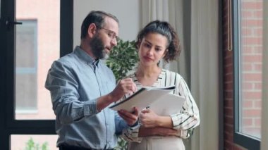 Modern başlangıçta konferans odasında bazı belgelere danışarak çalışan çok yönlü iş adamlarının videosu.