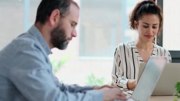 Відео Розумних Бізнесменів Які Працюють Разом Ноутбуком Під Час Розмови — стокове відео
