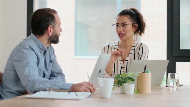 Yerinde Konuşurken Bilgisayarla Çalışan Akıllı Adamlarının Videosu — Stok video