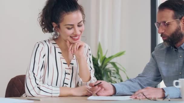 Video Empresarios Inteligentes Trabajando Juntos Mientras Hablan Revisan Notas Lugar — Vídeos de Stock