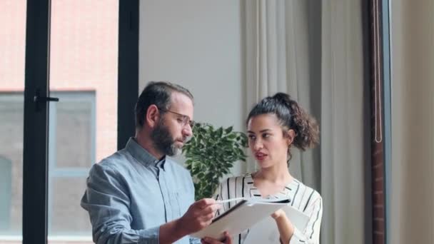 Video Gente Negocios Multiedad Trabajando Consultando Algunos Documentos Sala Conferencias — Vídeo de stock