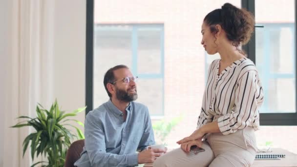 Video Gente Negocios Multiedad Tomando Descanso Del Trabajo Mientras Toma — Vídeo de stock