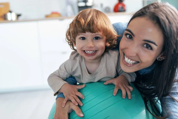 Shot Joven Hermosa Madre Jugando Con Pelota Fitness Suelo Con —  Fotos de Stock