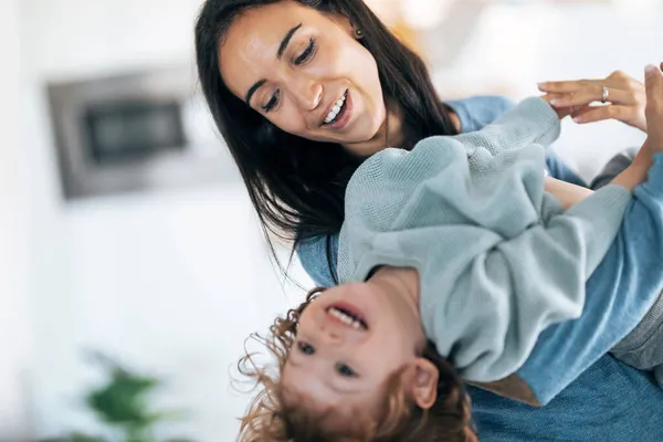 Lövés Gyönyörű Fiatal Anya Játszik Átöleli Aranyos Fia Konyhában Otthon — Stock Fotó