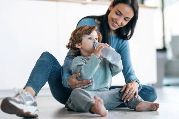 Shot Beautiful Young Mother Looking Her Son While Drinking Water — Stock Photo, Image