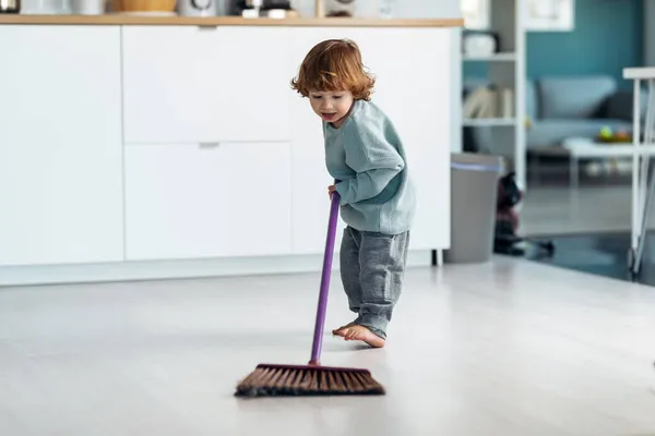 Schuss Von Kleinen Süßen Jungen Fegen Und Putzen Den Boden — Stockfoto