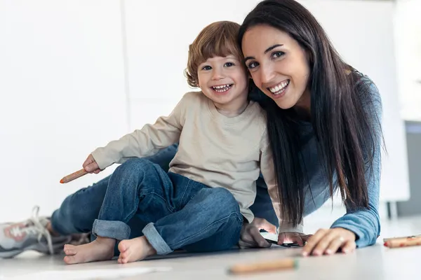 Shot Van Jonge Mooie Moeder Spelen Plezier Hebben Vloer Met — Stockfoto