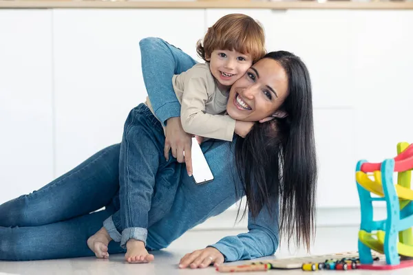 Shot Joven Hermosa Madre Jugando Divirtiéndose Suelo Con Hijo Mirando —  Fotos de Stock