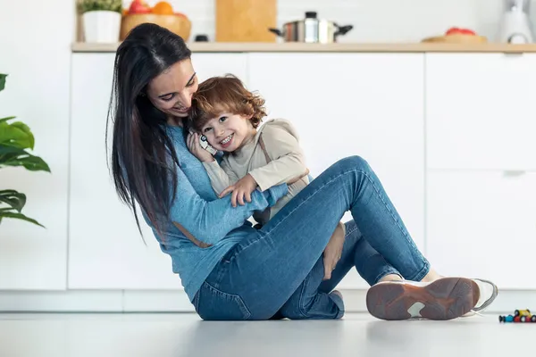 Shot Van Jonge Mooie Moeder Spelen Plezier Hebben Vloer Met — Stockfoto