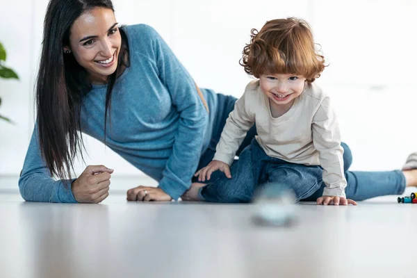 Shot Van Jonge Mooie Moeder Spelen Plezier Hebben Vloer Met — Stockfoto