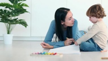 Evdeki oturma odasında oğluyla yerde oynayan güzel bir annenin videosu..