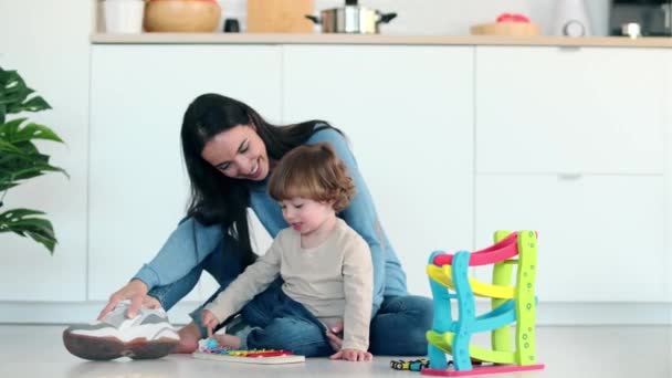 Video Mladé Krásné Matky Hrát Podlaze Svým Synem Obývacím Pokoji — Stock video