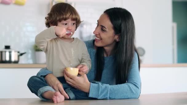 Βίντεο Της Όμορφης Νεαρής Μητέρας Που Δίνει Φαγητό Στο Γιο — Αρχείο Βίντεο