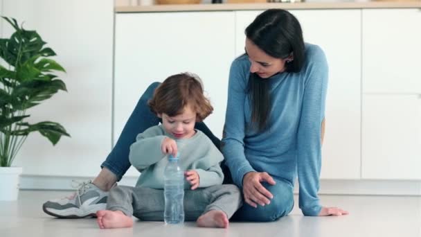 Video Bella Giovane Madre Guardando Suo Figlio Mentre Beve Acqua — Video Stock