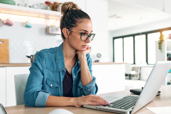 Tiro Mulher Muito Jovem Trabalhando Com Laptop Durante Café Manhã — Fotografia de Stock