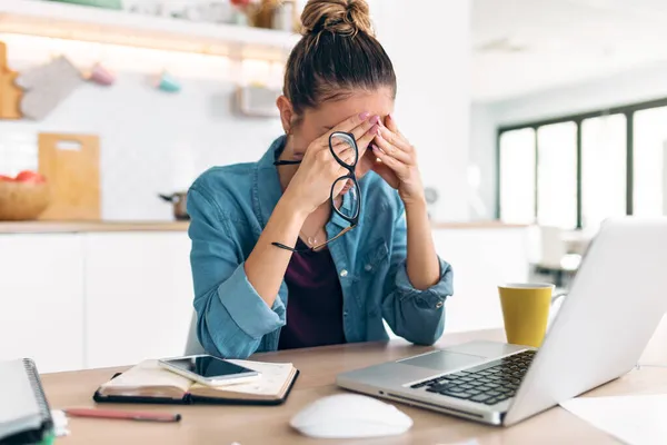 Strzał Zestresowanej Kobiety Biznesu Pracującej Domu Laptopie Wyglądającej Zmartwionego Zmęczonego — Zdjęcie stockowe