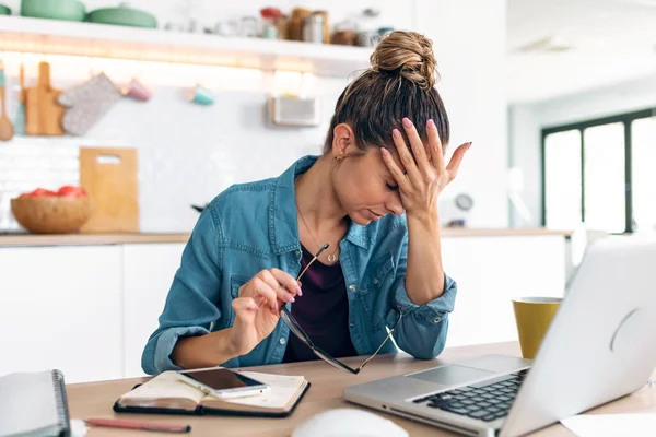 Tiro Mulher Negócios Estressado Trabalhando Casa Laptop Olhando Preocupado Cansado — Fotografia de Stock