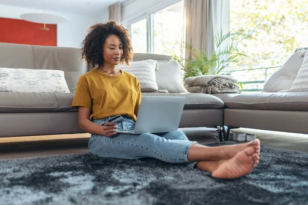 Tiro Mulher Madura Relaxante Pagar Algo Line Com Seu Cartão — Fotografia de Stock