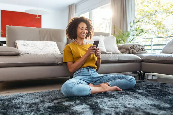 Tiro Mulher Madura Feliz Usando Smartphone Enquanto Relaxa Sentado Chão — Fotografia de Stock