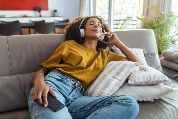 Tiro Bela Mulher Madura Ouvindo Música Com Fones Ouvido Seu — Fotografia de Stock