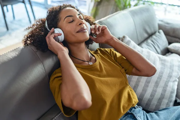 Shot Van Mooie Volwassen Vrouw Luisteren Naar Muziek Met Hoofdtelefoon — Stockfoto