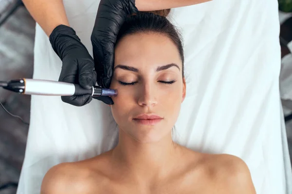 Tiro Cosmetologista Fazendo Injeção Mesoterapia Com Dermapen Rosto Para Rejuvenescimento — Fotografia de Stock
