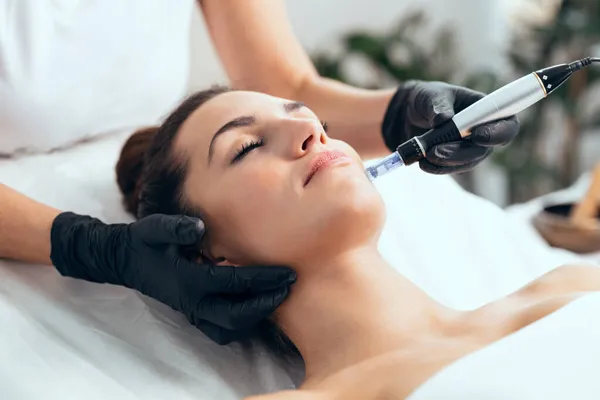 Colpo Cosmetologo Fare Iniezione Mesoterapia Con Dermapene Sul Viso Ringiovanimento — Foto Stock