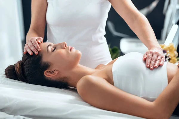 Skott Vacker Ung Kvinna Som Har Reiki Helande Behandling Hälsa — Stockfoto