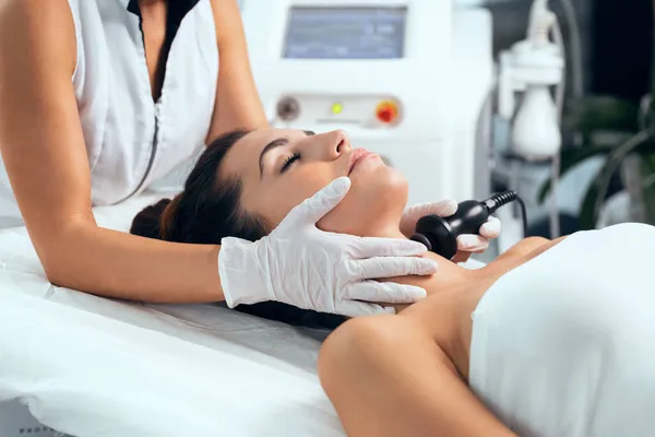 Shot Cosmetologist Makes Procedure Ultrasonic Cleaning Facial Skin Beautiful Young — Stock Photo, Image