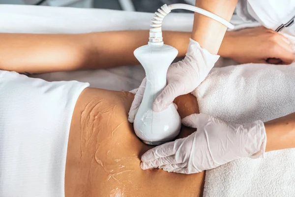 Shot Cosmetologist Makes Procedure Ultrasonic Cleaning Skin Beautiful Young Woman — Stock Photo, Image