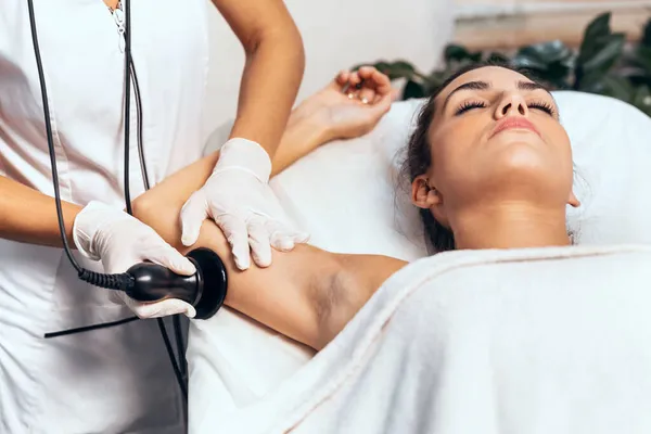 Shot Cosmetologist Makes Procedure Ultrasonic Cleaning Skin Beautiful Young Woman — Stock Photo, Image