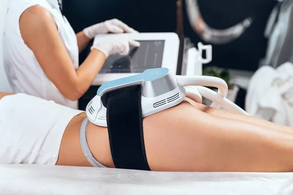 레이저 치료를 여성의 센터의 엉덩이에 부목에 마사지 — 스톡 사진