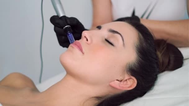 Video Del Cosmetólogo Haciendo Inyección Mesoterapia Con Dermapeno Cara Para — Vídeos de Stock