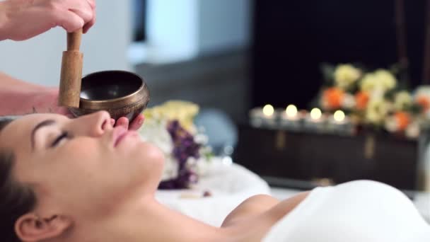 Video Van Mooie Jonge Vrouw Met Reiki Genezing Behandeling Gezondheid — Stockvideo