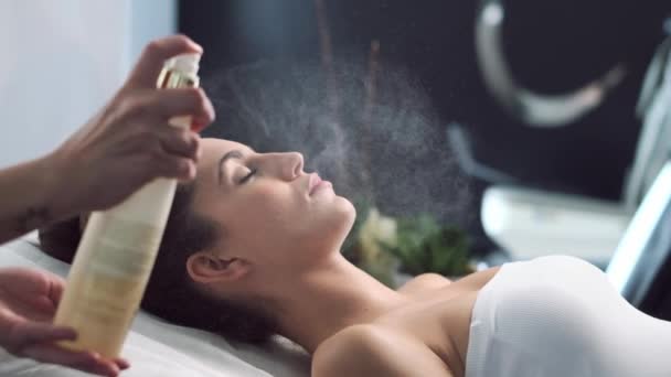 美容师在温泉中心洒香水时 美容美发少女正在接受灵气治疗的视频 — 图库视频影像