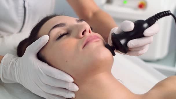 Video Cosmetologo Rende Procedura Una Pulizia Ultrasuoni Della Pelle Del — Video Stock