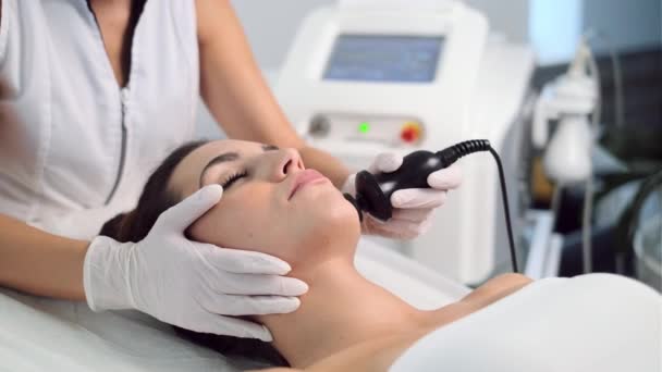 Video Cosmetologist Makes Procedure Ultrasonic Cleaning Facial Skin Beautiful Young — Stock Video