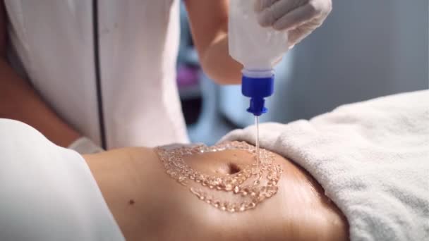Video Van Cosmetoloog Maakt Procedure Een Ultrasone Reiniging Van Huid — Stockvideo