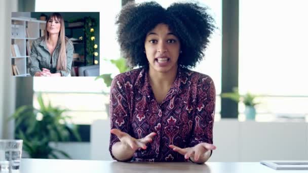 Güzel Bir Kadınının Yerinden Bir Meslektaşıyla Yerinde Dizüstü Bilgisayarla Görüntülü — Stok video
