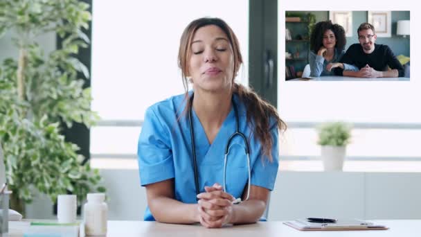 Video Doctora Hablando Mientras Explica Tratamiento Médico Pareja Través Una — Vídeos de Stock