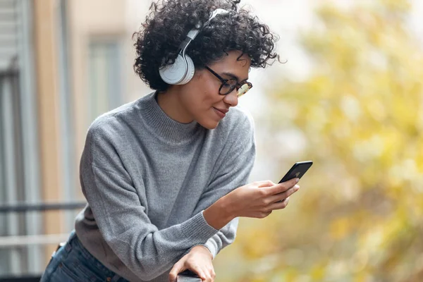 Prise Vue Belle Femme Utilisant Son Smartphone Tout Écoutant Musique — Photo