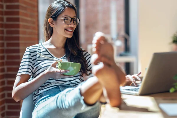 Colpo Donna Felice Mangiare Tagliatelle Con Bacchette Mentre Videocall Con — Foto Stock