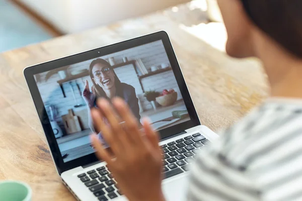 Vista Trasera Mujer Negocios Hablando Videollamada Con Amigo Con Computadora — Foto de Stock